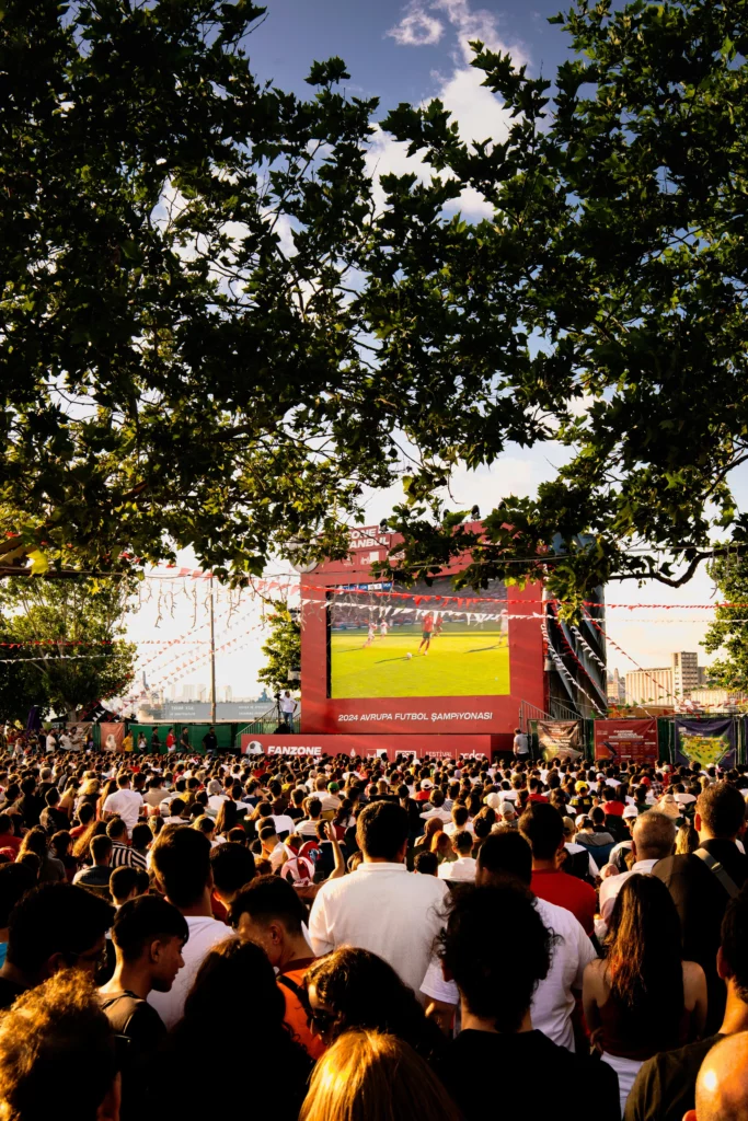 Image d'une fan zone sportive estivale
